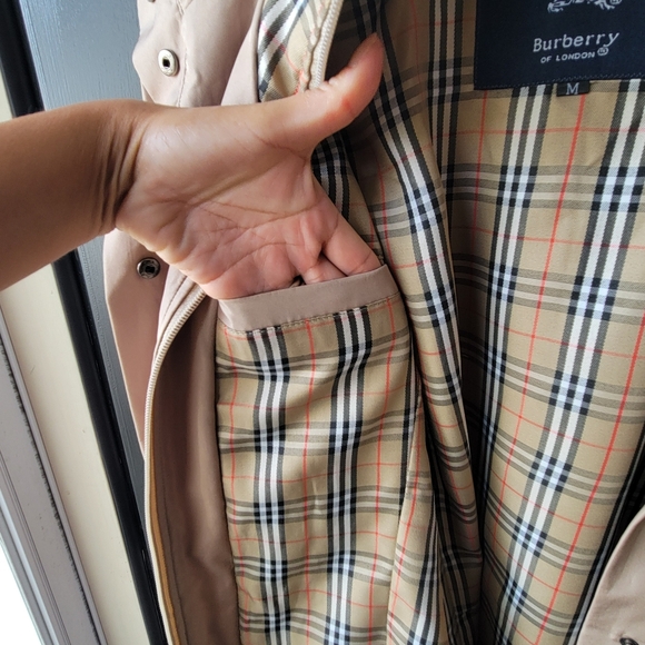 Tan Burberry VTG Women's Trench Coat  Size M Zip Buttons Tan Long Sleeve No Hood - Picture 6 of 16